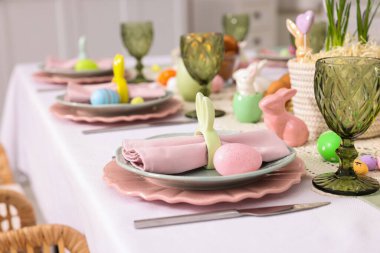 Paskalya kutlaması. Çiçek desenli ve kapalı mekanda yumurta boyalı şenlik masası.