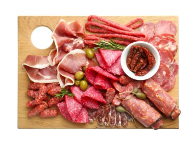 Beyaz üzerine izole edilmiş farklı et, sosis, zeytin ve biberiye içeren şarküteri tahtası.