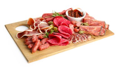 Beyaz et, sosis, zeytin ve biberiye ile kaplanmış şarküteri tahtası.