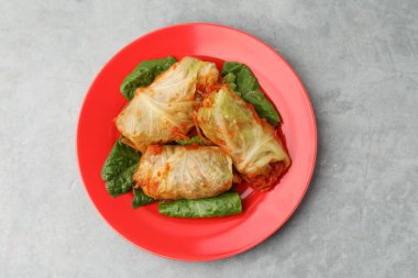 Gri masanın üstünde nefis lahana ruloları, üst manzara.