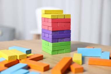 İçerideki masada ahşap bloklardan yapılmış renkli kule, yakın plan.