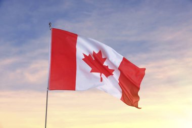 Gün batımına karşı Kanada bayrağı ya da bulutlu gün doğumu gökyüzü