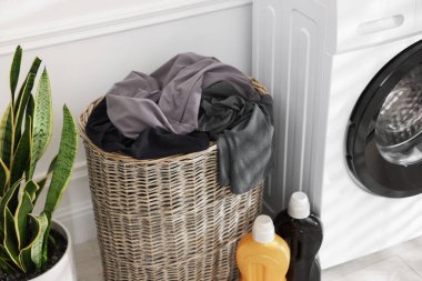 Çamaşır sepetinin yanında kirli çamaşırlar, evde çamaşır makinesi, yakın çekim.