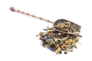 Kurutulmuş bitki çayı ve beyaz üzerine izole edilmiş metal spatula.
