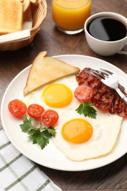 Yağda yumurta ve pastırma ile nefis bir kahvaltı, ahşap masada servis edilir, yakın plan.