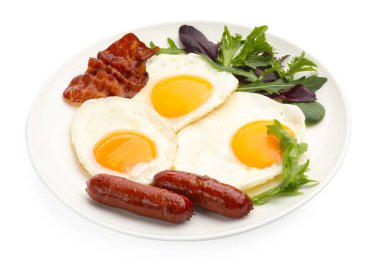 Yağda yumurta, sosis, domuz pastırması ve yeşilliklerle nefis bir kahvaltı.