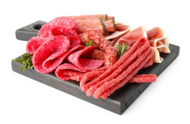 Beyaz et, sosis ve biberiye ile kaplanmış şarküteri tahtası.