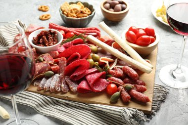 Farklı et, sosis ve şaraplı şarküteri tahtası, yakın plan.