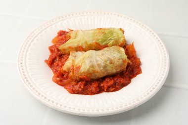 Doldurulmuş lahana ruloları beyaz döşeme üzerinde, yakın plan.