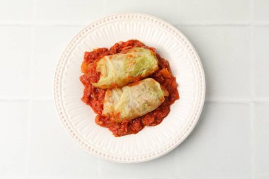 Doldurulmuş lahana ruloları beyaz döşeme üzerinde, üst manzara