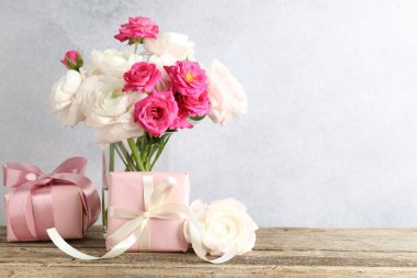 Tahta masada güzel çiçekler ve hediyeler. Metin için boşluk