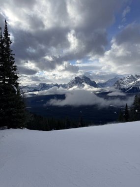 Karla kaplı güzel dağların resimli görüntüsü