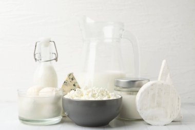 Beyaz masada farklı süt ürünleri, yakın çekim