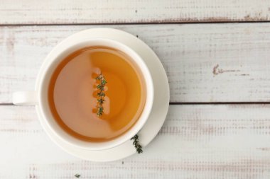 Aromatik kekik çayı, açık ahşap masada, üst tarafta. Metin için boşluk