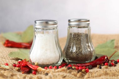 Baharatlı tuzluk ve biberlikler, yakın plan.