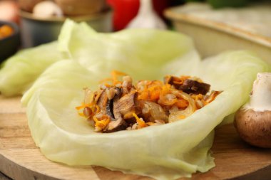 Doldurulmuş lahana ruloları için malzemeler masada, yakın plan.