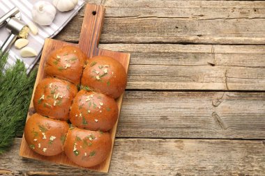 Tahta masada sarımsaklı ve dereotlu lezzetli çörekler. Metin için boşluk