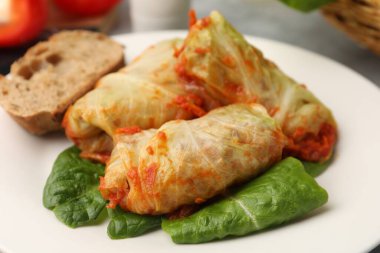 Lezzetli lahana ruloları, masada ekmek, yakın plan.