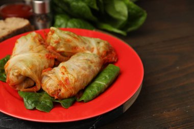 Ahşap masanın üzerinde nefis lahana ruloları, yakın plan. Metin için boşluk