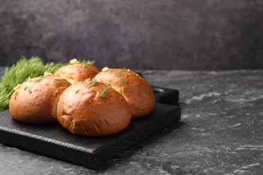 Siyah masada sarımsaklı taze çörekler ve dereotu, yakın plan. Metin için boşluk