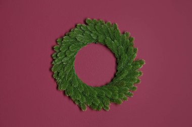 Kızıl duvarda güzel bir Noel çelengi