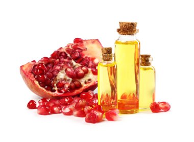 Beyaz üzerine izole edilmiş gerekli yağ ve nar tohumları.