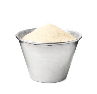 Metal kasedeki jelatin tozu beyaza izole edilmiş.