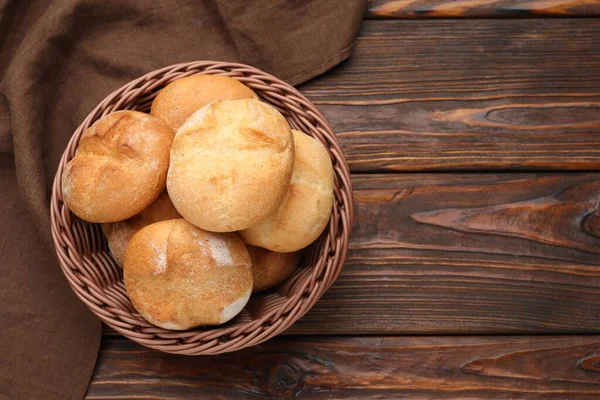 Tahta masada taze lezzetli çörekler, üst manzara. Metin için boşluk
