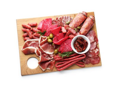 Beyaz üzerine izole edilmiş farklı et, sosis, zeytin ve biberiye içeren şarküteri tahtası.