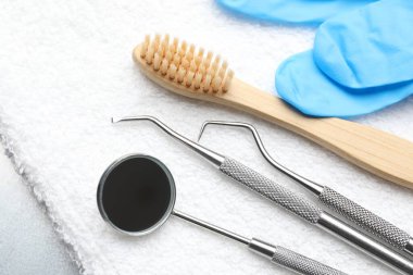 Masada farklı diş aletleri ve havlu, yakın plan.