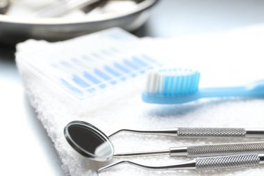 Masada farklı diş aletleri ve havlu, yakın plan.