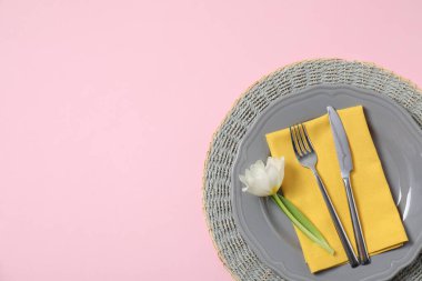 Pembe arka planda çiçek dekoru olan güzel bir masa, üst manzara. Metin için boşluk