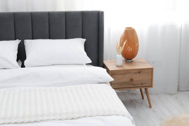 Temiz çarşafları olan rahat bir yatak, yakın çekim.