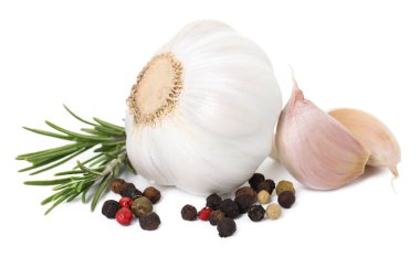 Taze sarımsak, biber ve biberiye beyaza izole edilmiş.