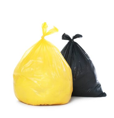 Plastik torbalardaki çöpler beyaza izole edilmiş.
