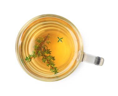 Taze kekik çayı, cam bardakta, beyaz manzarada izole edilmiş.