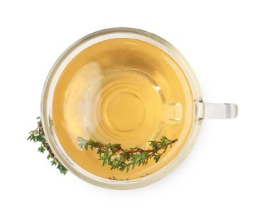 Taze kekik çayı, cam bardakta, beyaz manzarada izole edilmiş.