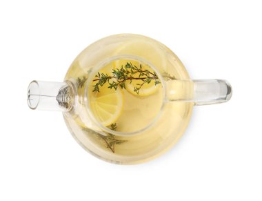 Taze kekik çayı, cam çaydanlıkta dilimlenmiş limon, beyaz, üst görünümde izole edilmiş.