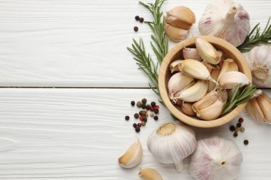 Taze sarımsak, biber ve beyaz ahşap masada biberiye. Metin için boşluk
