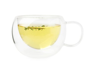 Beyaz bardakta izole edilmiş beyaz kekik çayı.