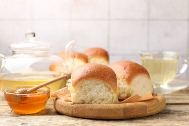 Lezzetli çörekler, bal ve çay ahşap masada. Metin için boşluk