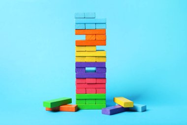 Açık mavi arkaplanda renkli bloklar kulesi