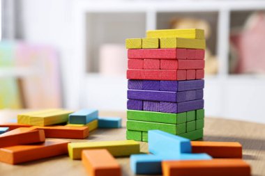 İçerideki masada ahşap bloklardan yapılmış renkli kule, yakın plan.