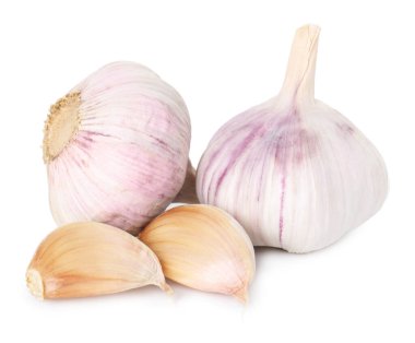 Taze sarımsak soğanları ve karanfiller beyaz üzerine izole edilmiş.