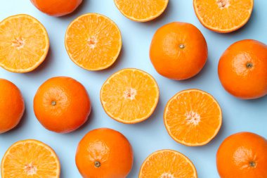 Açık mavi zemin üzerinde taze taze mandalinalar, düz yatıyordu.