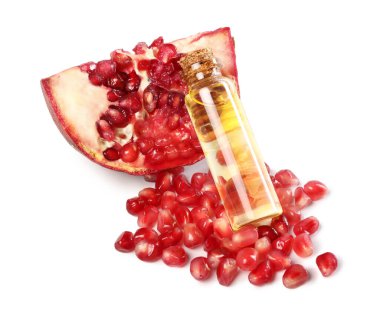 Beyaz, üst görünümde izole edilmiş, gerekli yağ ve nar tohumları.