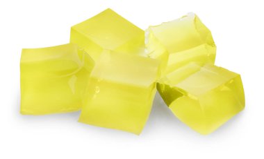 Beyaza izole edilmiş lezzetli limon jölesi küpleri.