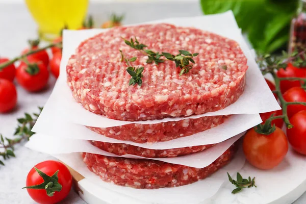 Kekik ve domatesli pişmemiş köfte, yakın plan.