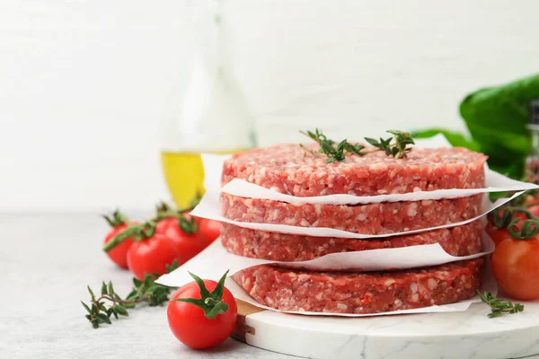 Gri masada kekik ve domatesli pişmemiş köfte, yakın plan. Metin için boşluk
