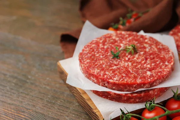 Tahta masada kekik ve domatesli pişmemiş köfte, yakın plan. Metin için boşluk